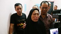 Para kerabat mulai berdatangan di rumah duka di Tangkiwood, Jakarta Barat. Foto: Ismail