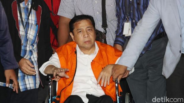 Ketua DPR yang juga tersangka pengadaan E-KTP Setya Novanto tiba di gedung KPK, Jakarta, Minggu (19/11/2017) malam. Setya Novanto resmi dipindahkan ke rutan KPK malam ini.
