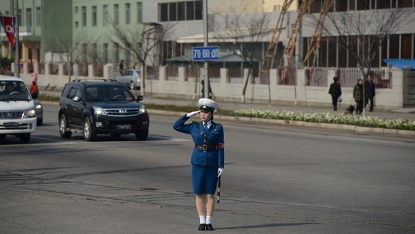 Bahkan, petugas di sana memberi penghormatan ke bus yang ditumpangi oleh para wartawan. Rombongan wartawan ini ada di Pyongyang (AFP)