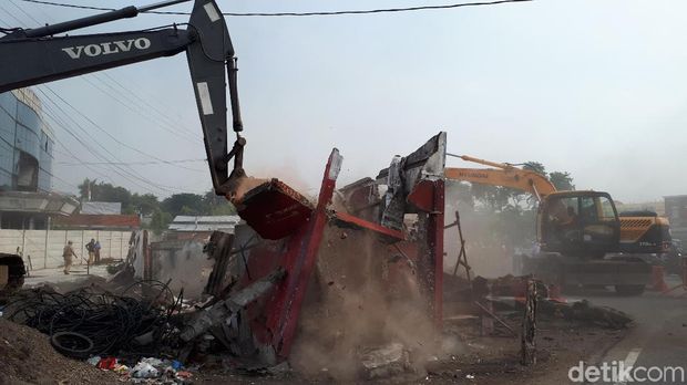 Satu bangunan di Jalan Ahmad Yani akhirnya dibongkar/