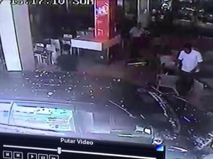 Hendak Parkir, Mobil Ini Justru Masuk ke Restoran Cepat Saji di Aceh
