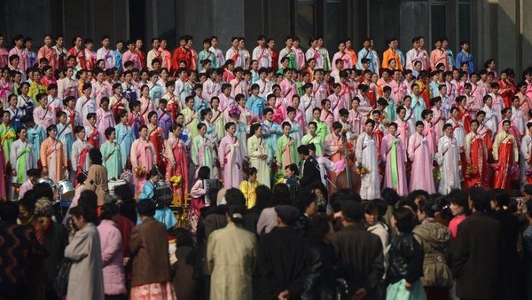 Wanita Korea Utara yang kompak mengenakan pakaian tradisional serta mempraktikkan pertunjukan mereka di jalan-jalan di Pyongyang. Pertunjukan ini sudah berlangsung pada tanggal 11 April 2012 lalu, saat penghitungan mundur ulang tahun ke 100 kelahiran pendirinya, Kim Il Sung (AFP)
