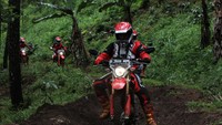 Keseruan perjalanan ditutup dengan touring santai sepanjang 14 km di jalur on-road, yang memang disajikan untuk merasakan kesempurnaan All New Honda CRF150L tidak hanya di jalan menantang namun juga di atas aspal jalan raya. Foto: Dok. Astra Honda Motor