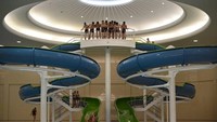 Tak semengerikan dari pemberitaan, mahasiswa di Korea Utara bisa bermain seluncuran kolam renang di Kim Il Sung University, Pyongyang (AFP)