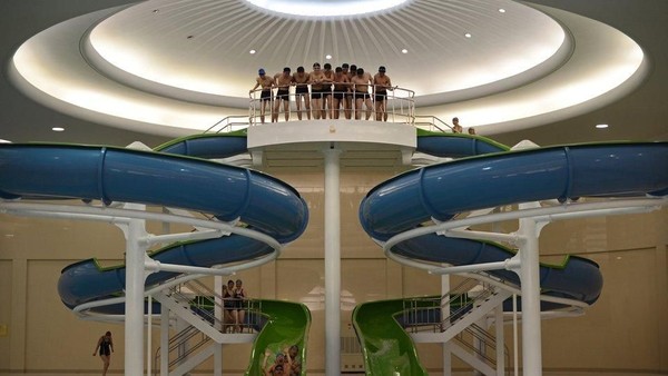 Tak semengerikan dari pemberitaan, mahasiswa di Korea Utara bisa bermain seluncuran kolam renang di Kim Il Sung University, Pyongyang (AFP) Tak semengerikan dari pemberitaan, mahasiswa di Korea Utara bisa bermain seluncuran kolam renang di Kim Il Sung University, Pyongyang (AFP)