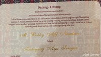 Nama Bobby dan Kahiyang ditulis dengan warna emas sementara tulisan yang lain berwarna merah.