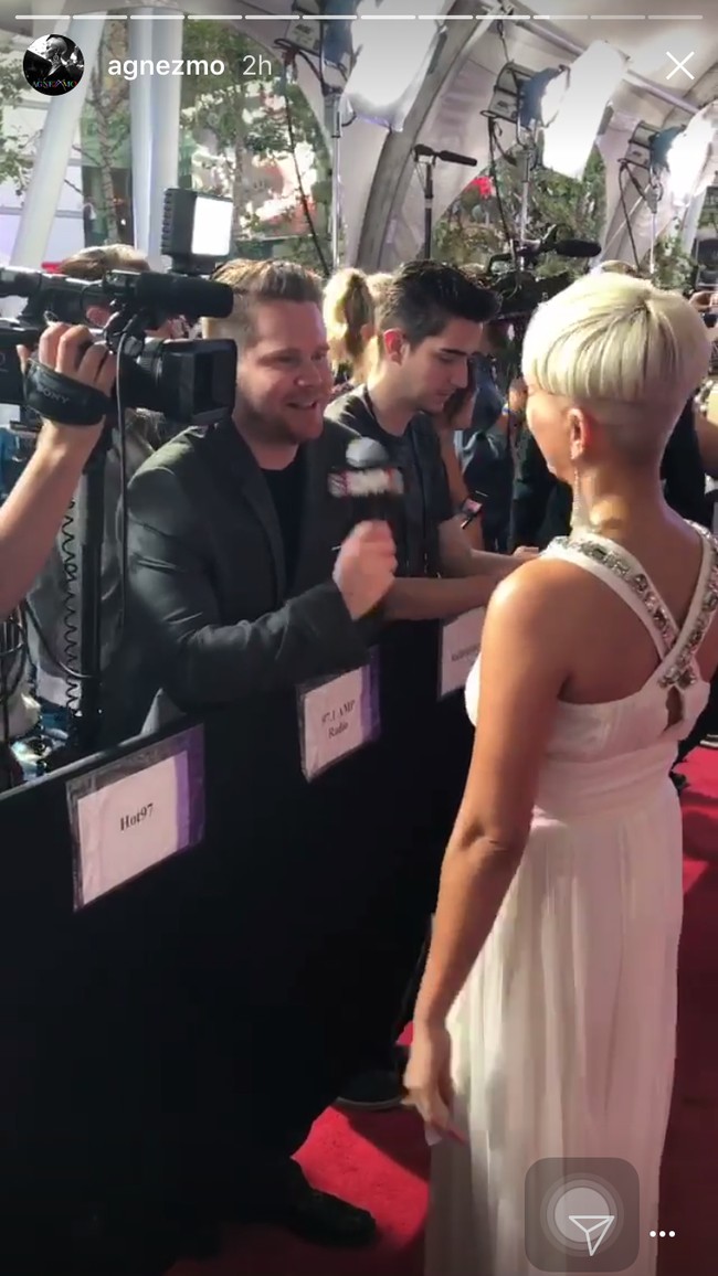 Kehadiran Agnez Mo di American Music Awards 2017 ini terasa istimewa karena 17 tahun lalu dia juga pernah menghadiri acara serupa. Hanya saja dulu Agnez eksis sebagai host red carpet. Foto: Instagram