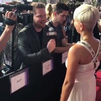 Kehadiran Agnez Mo di American Music Awards 2017 ini terasa istimewa karena 17 tahun lalu dia juga pernah menghadiri acara serupa. Hanya saja dulu Agnez eksis sebagai host red carpet. Foto: Instagram