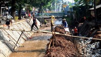 Para pekerja tengah membangun pondasi dinding turap.