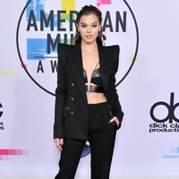 Hailee Steinfeld tampil maskulin dengan tren statement shoulder dan mengenakan korset kulit seksi di dalamnya. Riasan dan tatanan rambut sleek menegaskan karakternya yang edgy. Foto: Dok. Getty Images