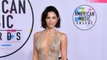 Penampilan Seksi Para Seleb di AMAs 2017