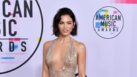 Penampilannya dengan gaun emas semi transparan itu membuat setiap mata melirik ke arahnya. Neilson Barnard/Getty Images/detikFoto.