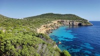 Cristiano Ronaldo kabarnya suka bermalam di sana. Gajinya sebanyak Rp 5,3 miliar per pekan di Real Madrid, tentu membuat CR7 mudah untuk bermalam di Pulau Tagomago (Tagomago Private Island)