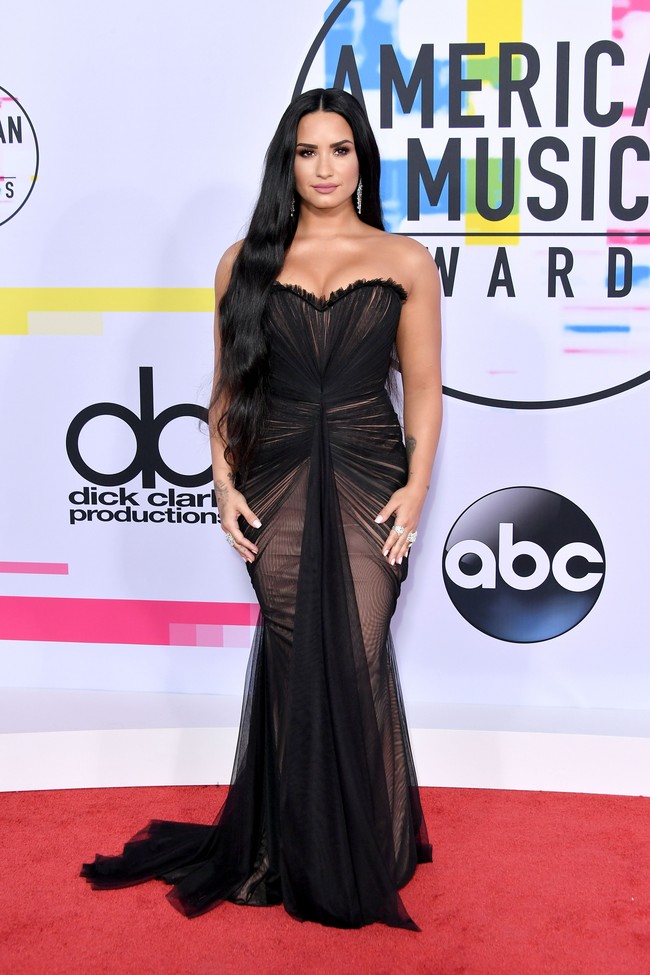 Demi Lovato mengenakan gaun strapless seduktif dari Ester Abner yang membingkai lekuk tubuhnya. Foto: Dok. Getty Images