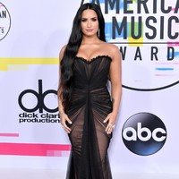 Demi Lovato mengenakan gaun strapless seduktif dari Ester Abner yang membingkai lekuk tubuhnya. Foto: Dok. Getty Images