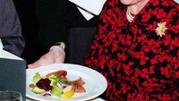 Ikan panggang dengan sayuran kerap jadi pilihan menu makan siang Ratu Elizabeth. Menu lainnya berupa ayam panggang dengan salad segar. Foto: Istimewa