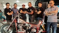 Nanan Sukarna hadir dalam gelaran Jogjakarta Volkswagen Festival 2017. Dia juga sempat berpose dengan Volkswagen Motorcycles. Dok Kustomfest.