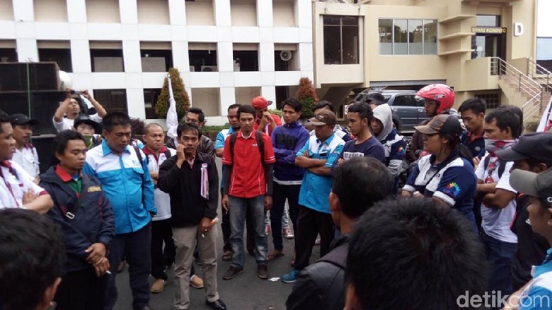 Didatangi Massa Buruh, Bupati Semarang Naikkan Usulan UMK Didatangi Massa Buruh, Bupati Semarang Naikkan Usulan UMK