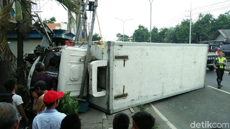 Truk Boks Terguling Lalu Tabrak Pagar Rumah, Sopir Luka Berat Truk Boks Terguling Lalu Tabrak Pagar Rumah, Sopir Luka Berat