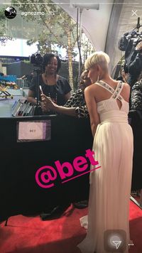 Beda Gaya Agnez Mo di American Music Awards 2010 Vs 2017