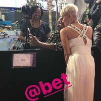 Agnez Mo menghadiri American Music Awards 2017 berbalut gaun plunging neckline rancangan John Galliano dengan siluet gaun yang membuatnya bak Dewi Yunani. Bagian belakang gaun juga tak kalah cantik, tampil bersama detail beads di bagian strap menyilang. Foto: Instagram