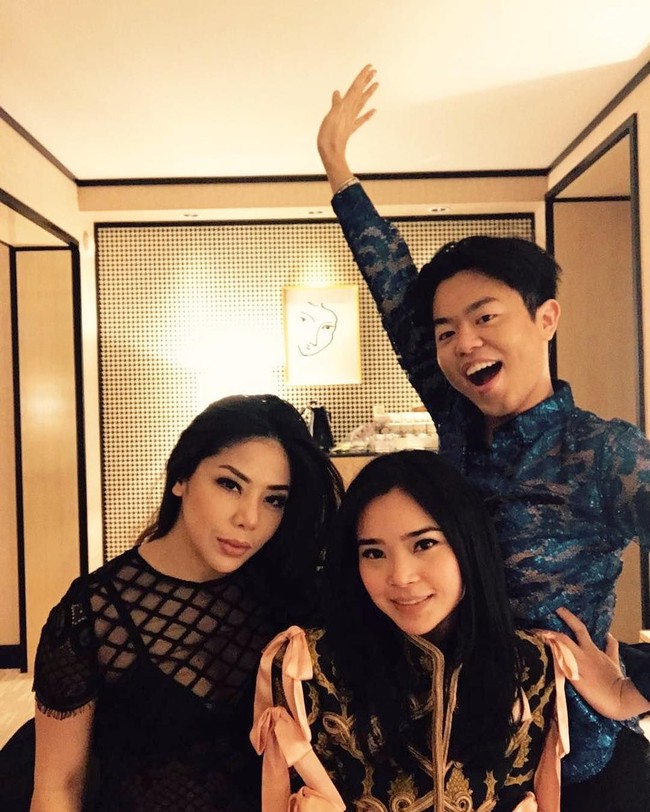 Mengenakan atasan hitam berdetail jaring, Dwina Michaella berpose bersama sosialita kaya asal Indonesia yang tinggal di Amerika Serikat, Ezra William. Mereka merayakan Tahun Baru bersama. Foto: Dok. Instagram, Facebook