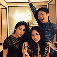 Mengenakan atasan hitam berdetail jaring, Dwina Michaella berpose bersama sosialita kaya asal Indonesia yang tinggal di Amerika Serikat, Ezra William. Mereka merayakan Tahun Baru bersama. Foto: Dok. Instagram, Facebook