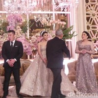 Pernikahan Dwina Michaella dengan Jason Harjono digelar dengan dekorasi mewah. Selain pilar-pilar tinggi, lampu kristal dan bunga-bunga cantik tampak di pelaminannya. Foto: Hardani Triyoga/Detikcom