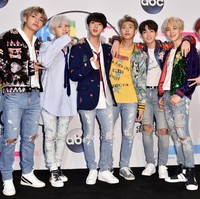 Pada acara tersebut, gaya personil BTS juga terlihat chic dan boyish dengan paduan jeans sobek dan sneakers. Foto: Getty Images