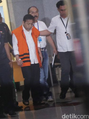 Setya Novanto begitu keluar dari RSCM dan memakai rompi tahanan.
