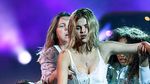 Selena Gomez Tampilkan Kecelakaan Mobil di AMAs, Ikutan Meme Setnov?