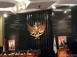 Saat Anies dan DPRD Berbalas Pantun di Rapat Paripurna