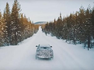 Lamborghini Urus Ngepot di Medan Bersalju