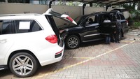 Tak hanya mobil mewah, ada 54 barang, dari lukisan, jam tangan mewah yang juga akan dilelang.