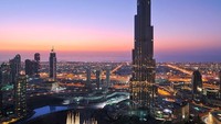 Foto: Bicara soal yang keren-keren tak lepas dari Dubai, UEA. Dubai Fountain dibuat di depan Burj Khalifa, dengan mesin jet yang dapat menembak air hingga setinggi gedung 50 lantai (Armani Dubai/CNN)