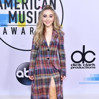 Sabrina Carpenter seperti meminjam busana dari neneknya untuk ajang ini. Siluet kebesaran dan bahan plaid tak membuat gaun ini layak di karpet merah. Foto: Dok. Getty Images