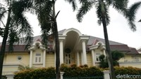 Ini bagian depan rumah. Meski sudah 10 tahun punya rumah di Pondok Indah, Novanto jarang sekali terlihat. Novanto dan keluarganya juga tidak pernah sekali pun datang mengurus administrasi di RT atau RW. Foto: dok. detikX