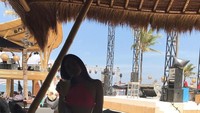 Saat ke Bali, ia pun mengenakan pakaian renang bewarna pink yang cantik (Instagram/shafaharris)