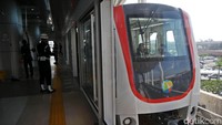 Skytrain menunggu calon penumpang yang akan berpindah terminal.
