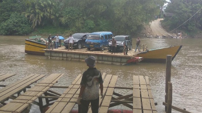 Jalan Nasional Terputus, Warga Aceh Dulang Rezeki Sewakan Rakit