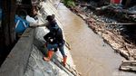 Sungai di Srengseng Sawah Diturap