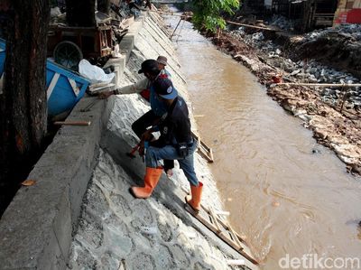 Sungai di Srengseng Sawah Diturap