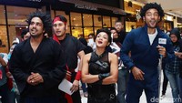 Para cowok tampan itupun rela tampil konyol untuk film komedi garapan Anggy Umbara itu. Pool/Ismail/detikFoto.