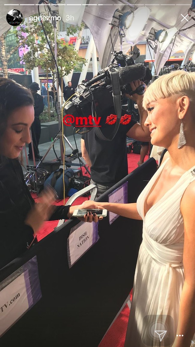 Agnez Mo tampak glamour dengan anting perak yang menghiasi telinganya. Foto: Instagram