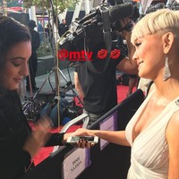 Agnez Mo tampak glamour dengan anting perak yang menghiasi telinganya. Foto: Instagram