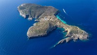 Daily Mail melansir beberapa pulau pribadi yang jadi favorit selebriti dan tokoh dunia. Tak ketinggalan, pesepakbola tersohor sedunia, Cristiano Ronaldo masuk dalam daftarnya (Tagomago Private Island)