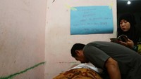 Doa tak henti mereka panjatkan untuk Laila Sari. Foto: Ismail