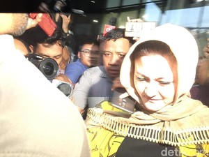 Istri Novanto Menunduk Pasca 8 Jam Diperiksa Penyidik KPK