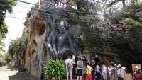 Bentuknya agak absurd, bahkan jendelanya sepertinya tak ada yang berbentuk persegi seperti di bangunan normal lainnya. Penginapan unik tersebut didirikan tahun 1990 dan didesain oleh arsitek Vietnam bernama Dang Viet Nga (Dok. crazyhouse.vn)