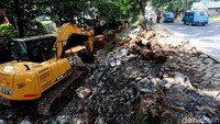Sejumlah alat berat juga diturunkan untuk memudahkan pekerjaan.